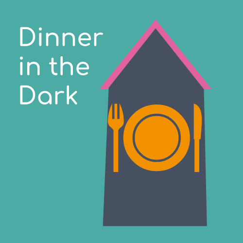 Besteck und Teller in einem farbigen Haus