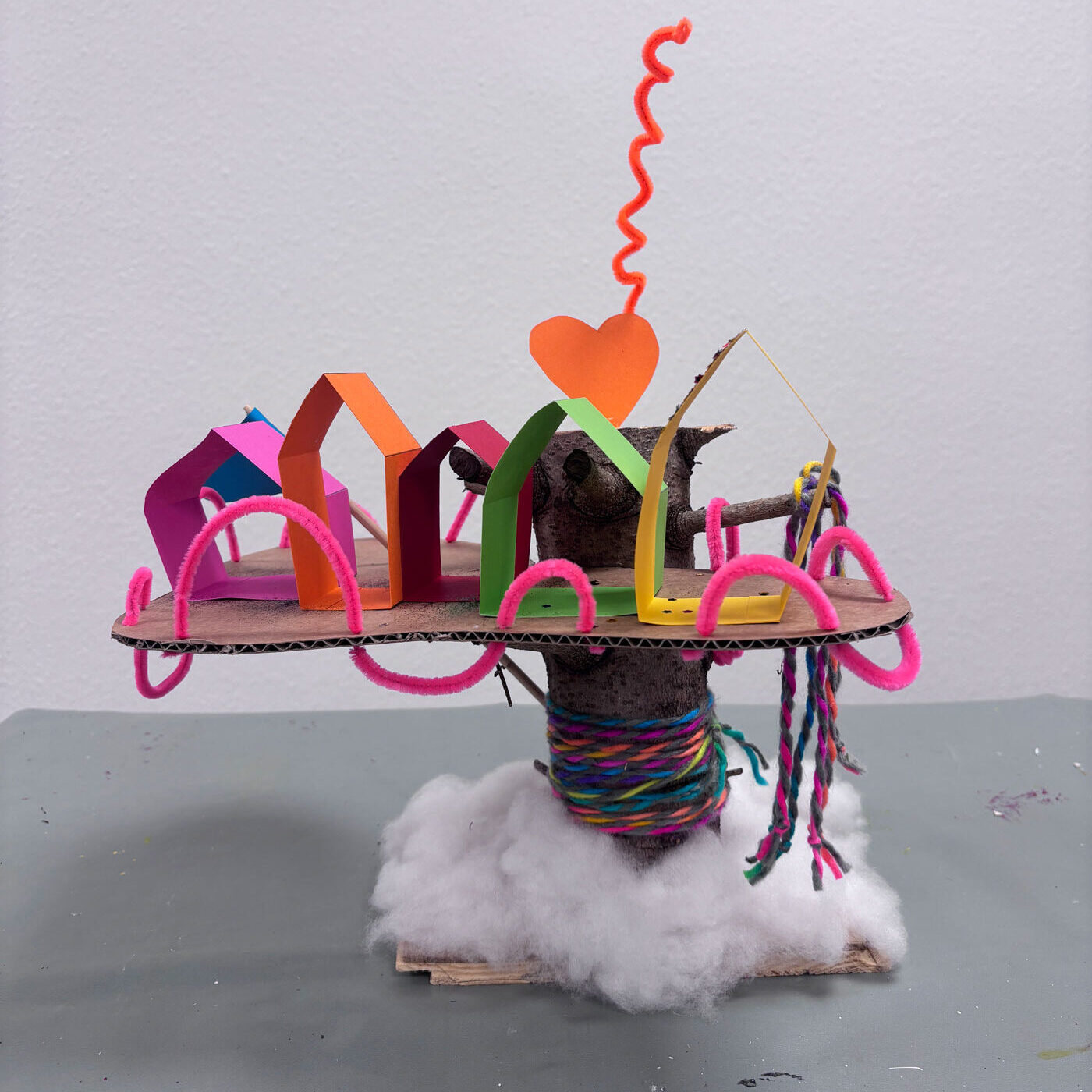 Stadtmodell aus buntem Pappkarton, Ansicht von vorne