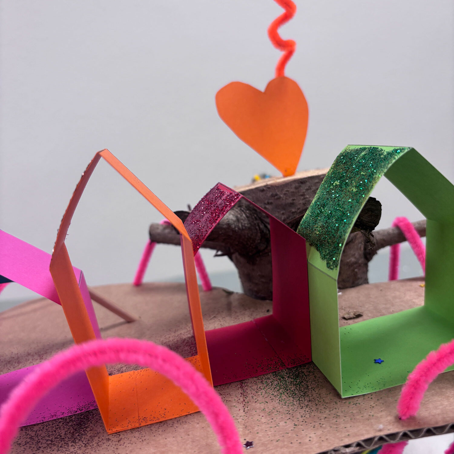 Stadtmodell aus buntem Pappkarton, hier Details mit einem Herzen