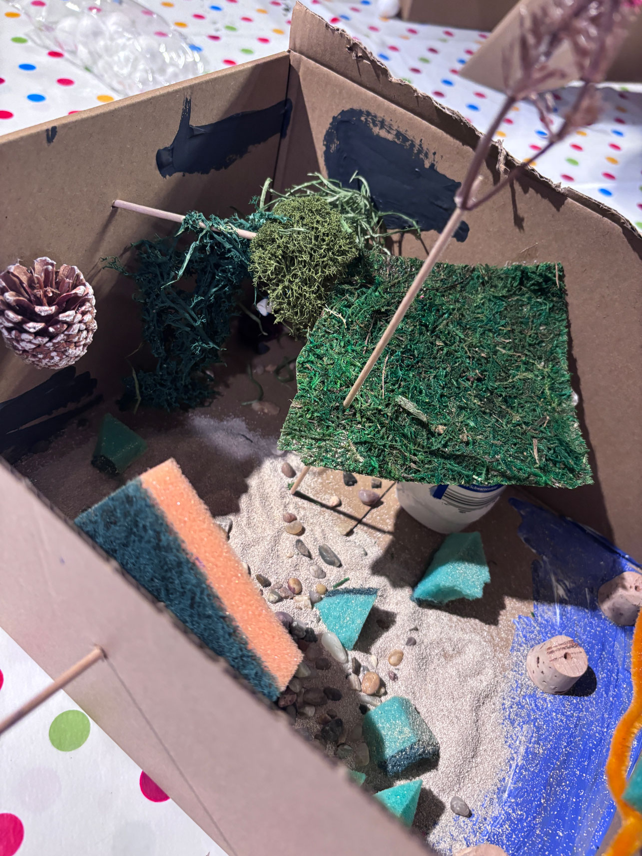 Pappkiste Holz und Moos