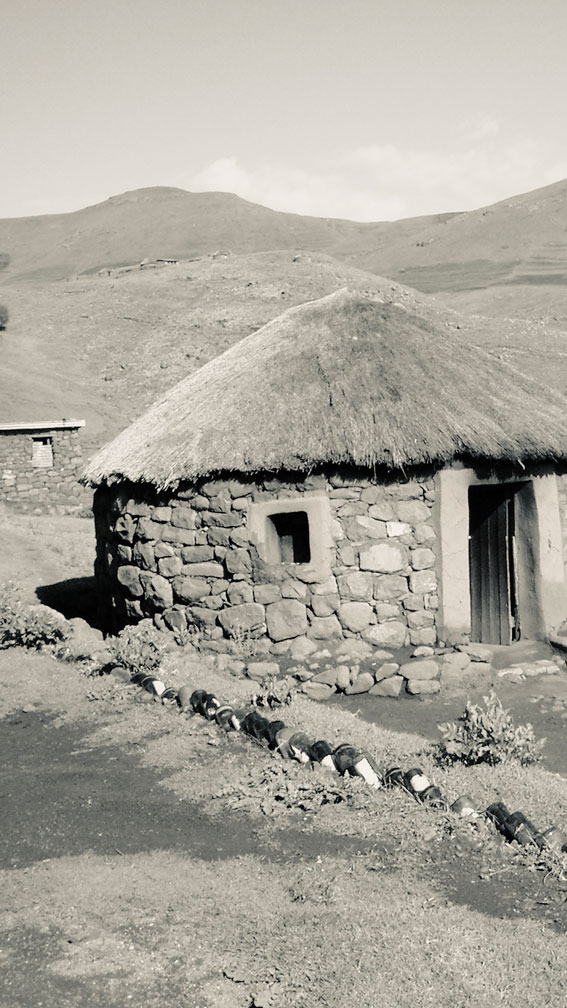 Hütte aus Steinen mit Strohdach