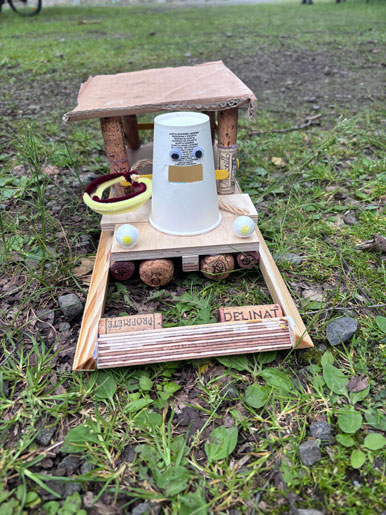 Hausboot aus Holz mit Korken und Pappbecher
