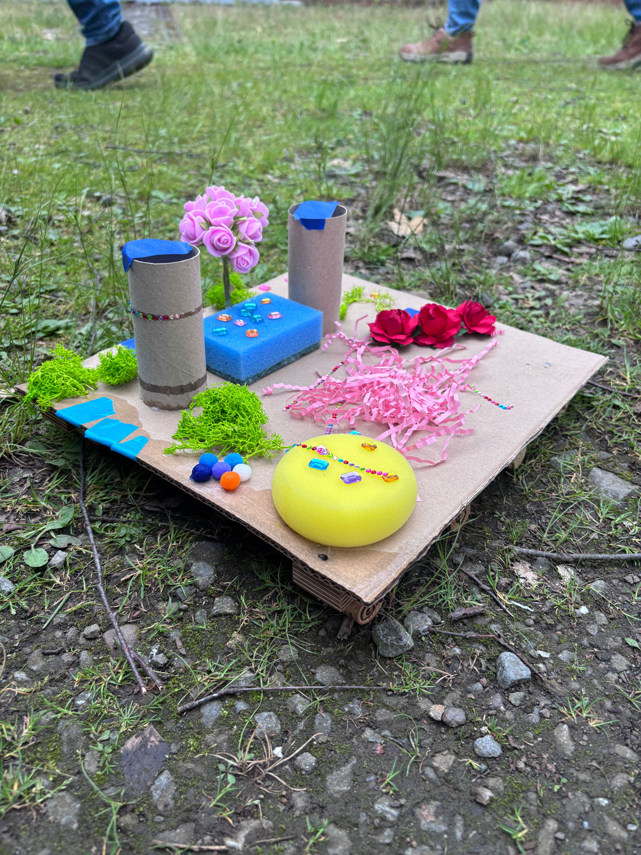 Floß aus Pappe mit Papprollen, Schwämmen und bunten Elementen