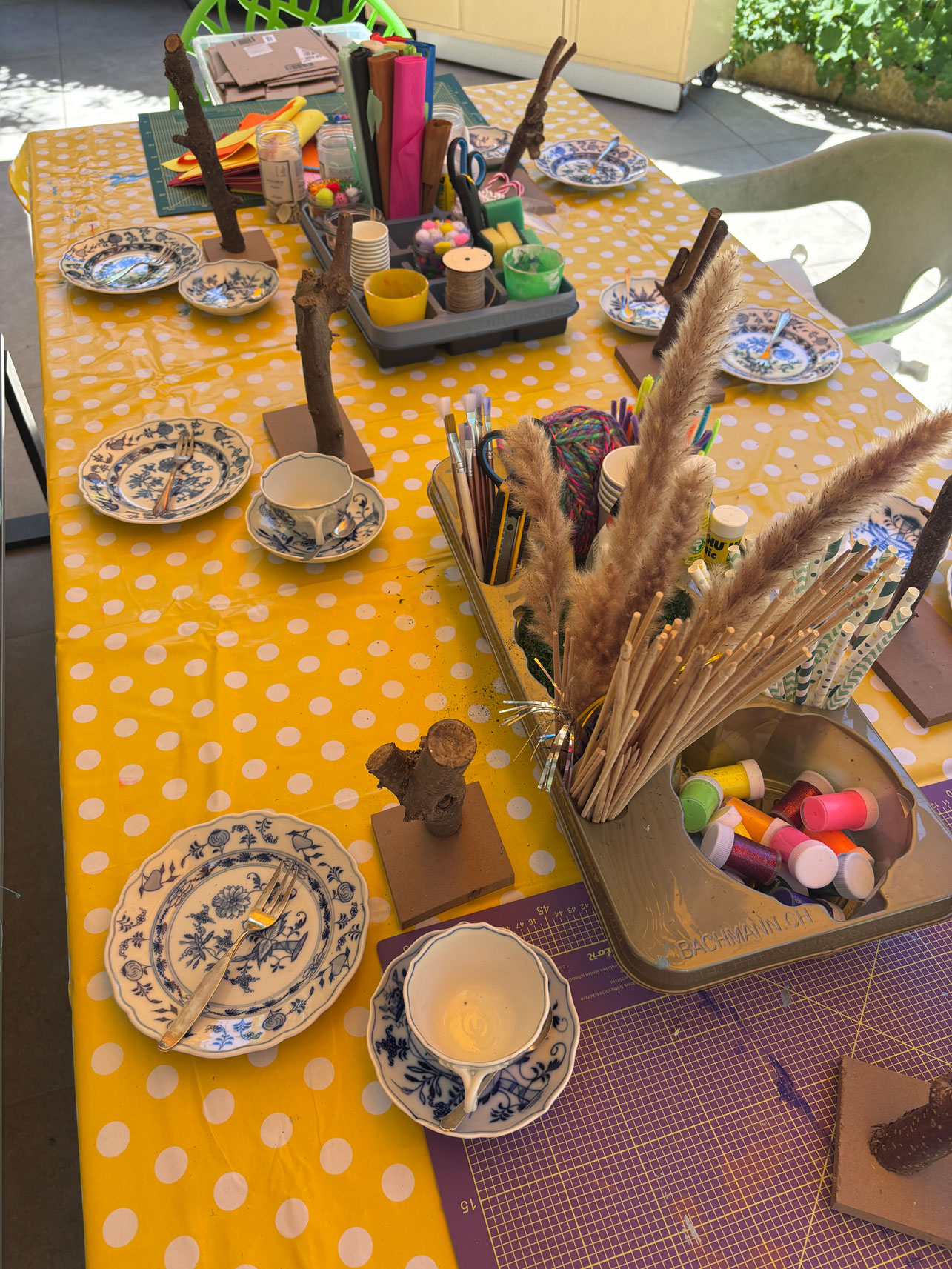 Blick auf die kreative Kaffeetafel
