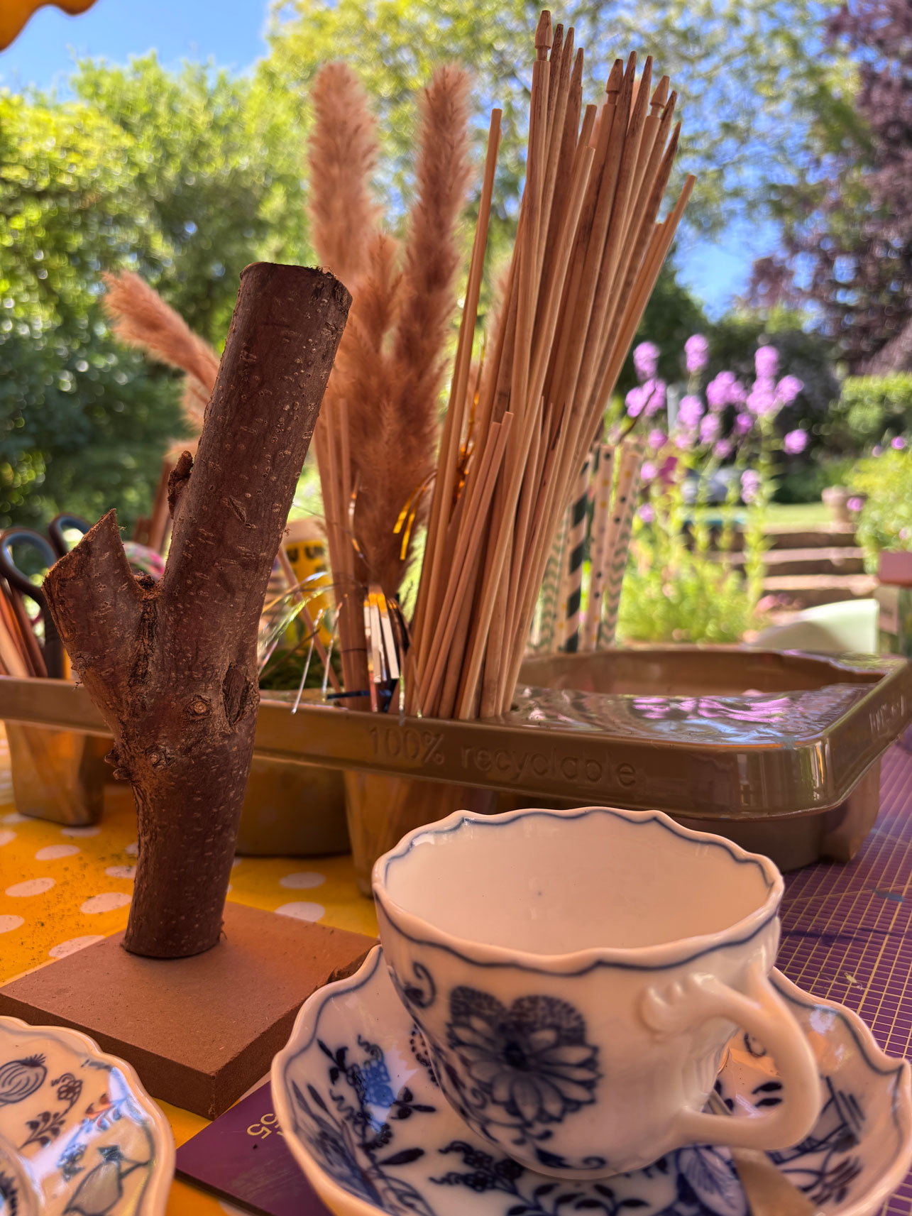 Kaffeetasse mitten im Bastelmaterial