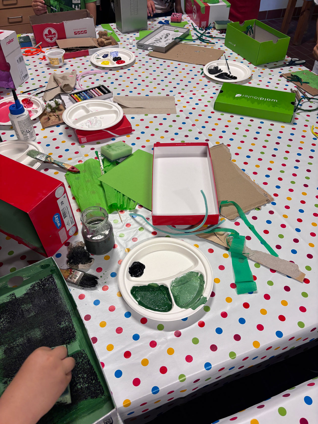 Basteltisch mit vielen Materialien