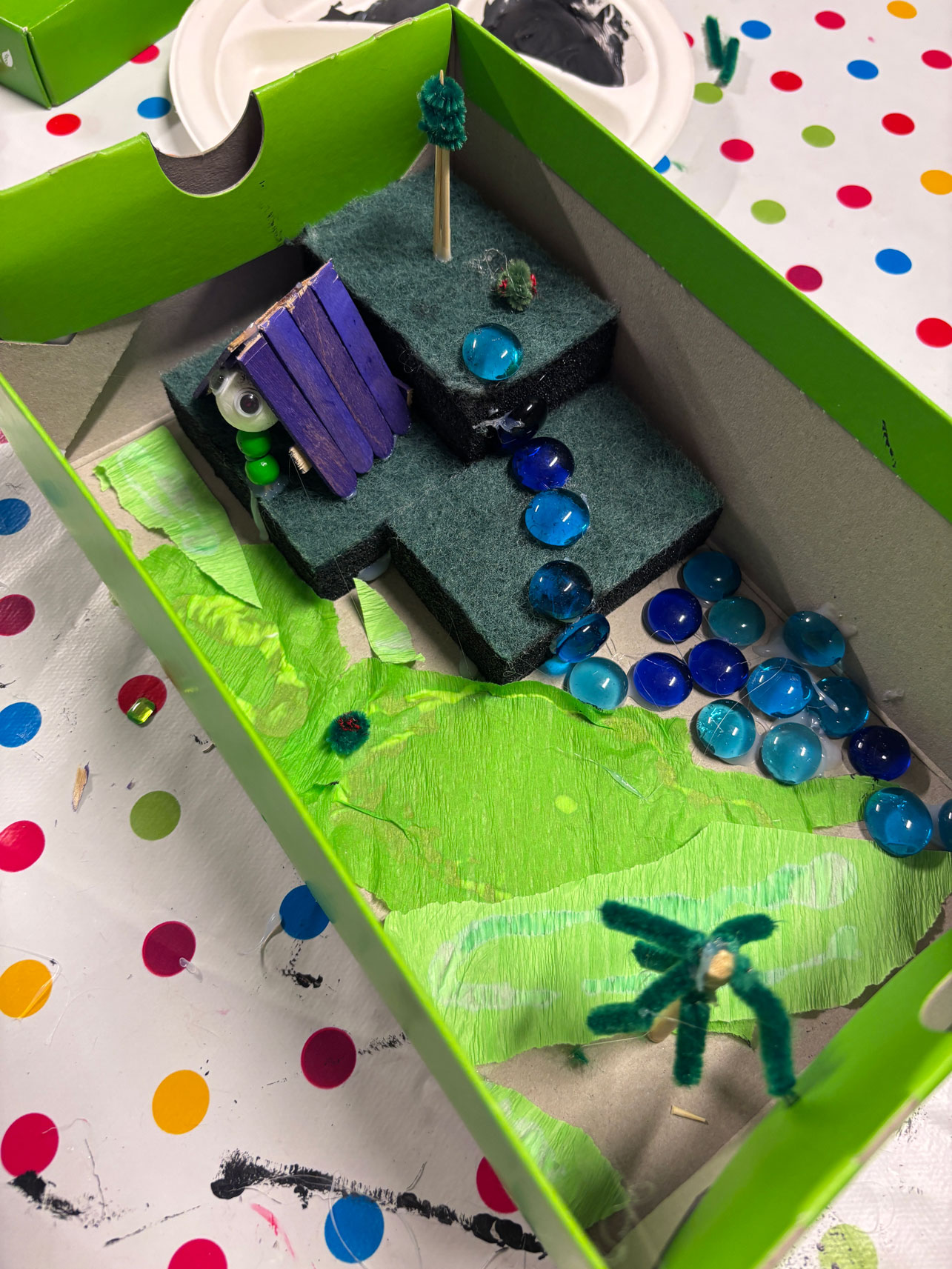 grümne Pappbox mit einer Gartenlandschaft innen