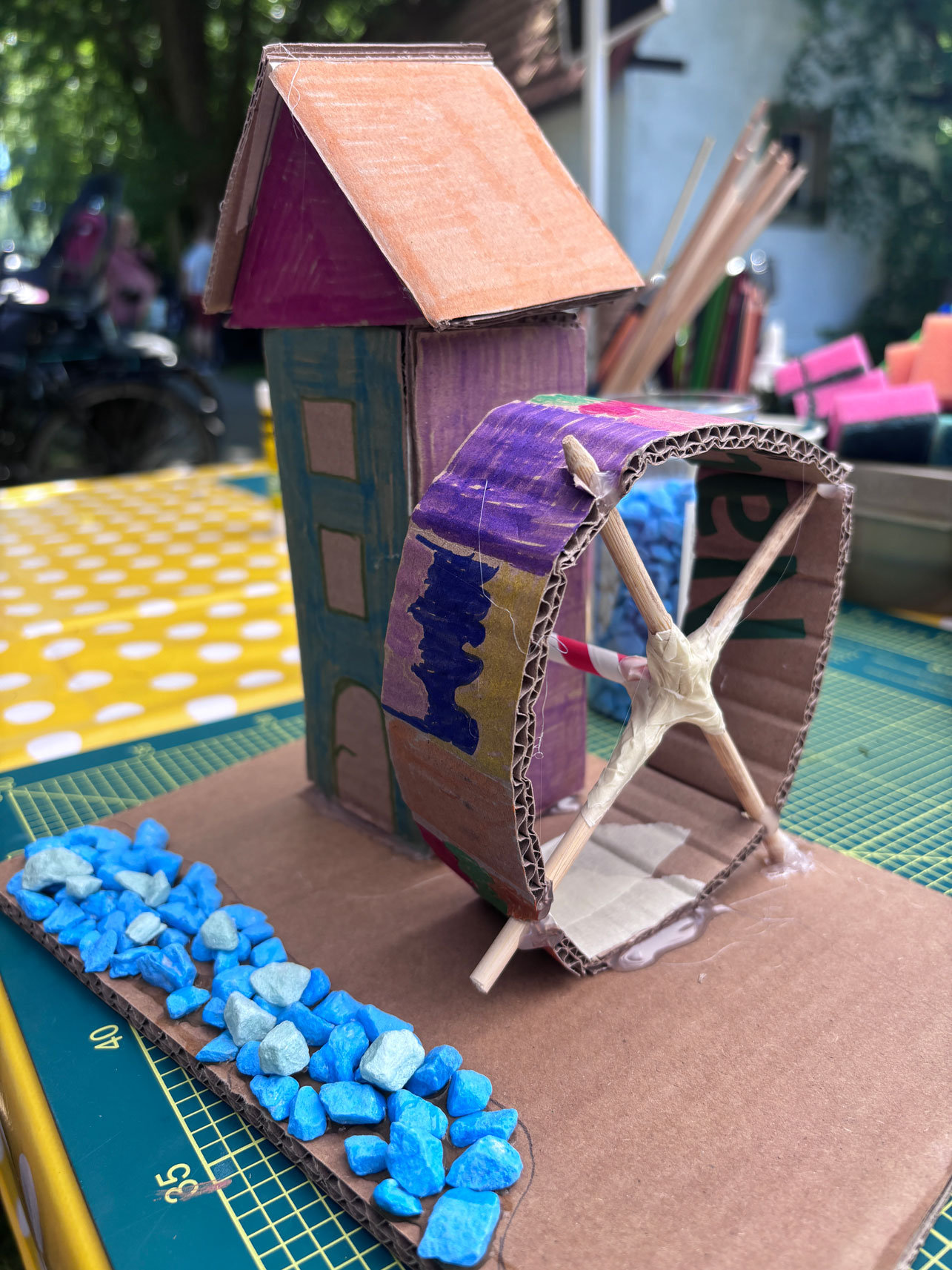 Modell einer Mühle aus Pappe