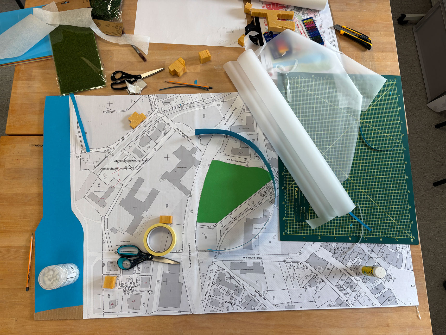 Blick auf einen Plan, der mit Papier und Kleber farbig gestaltet wird