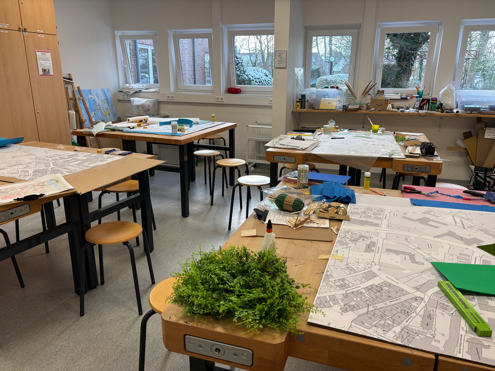 Blick in den Rau, mit Arbeitstischen und Modellen