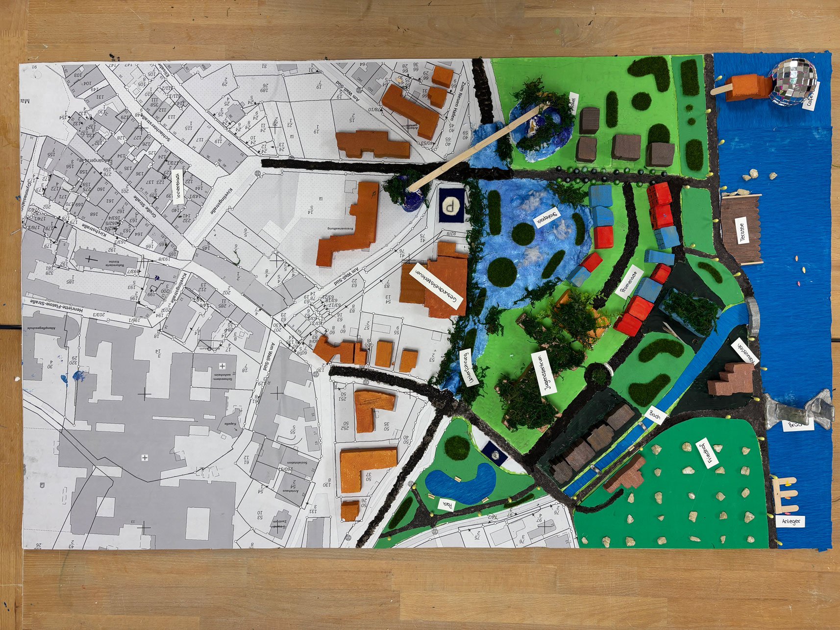 Modell eines Planes mit Landschaft und Gebäuden aus Pappe