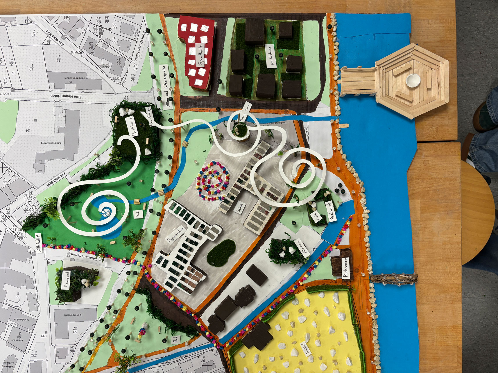 Modell von zwei spiralfrörmigen Brücken aus Papier
