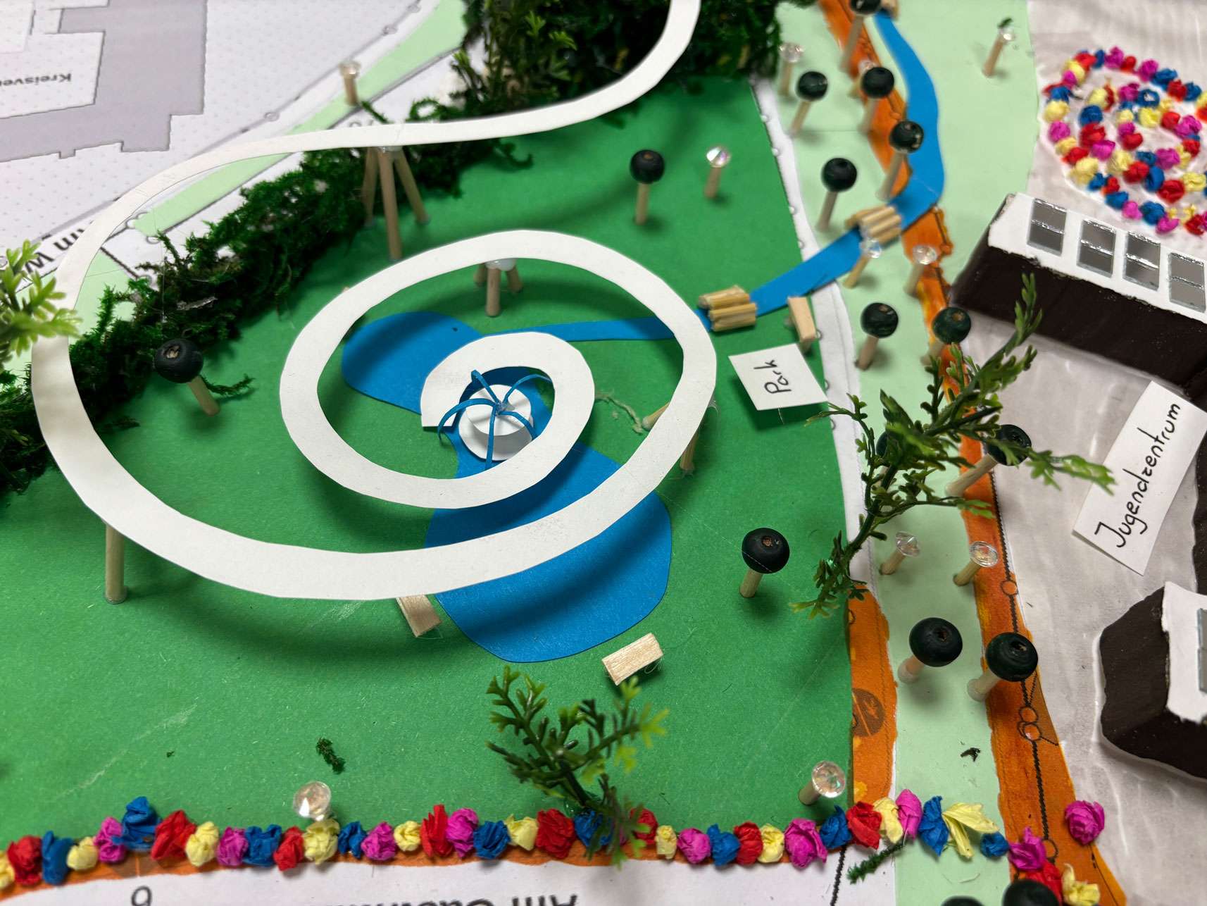 Modell mit einer spiralförmigen Brücke über eine Landschaft
