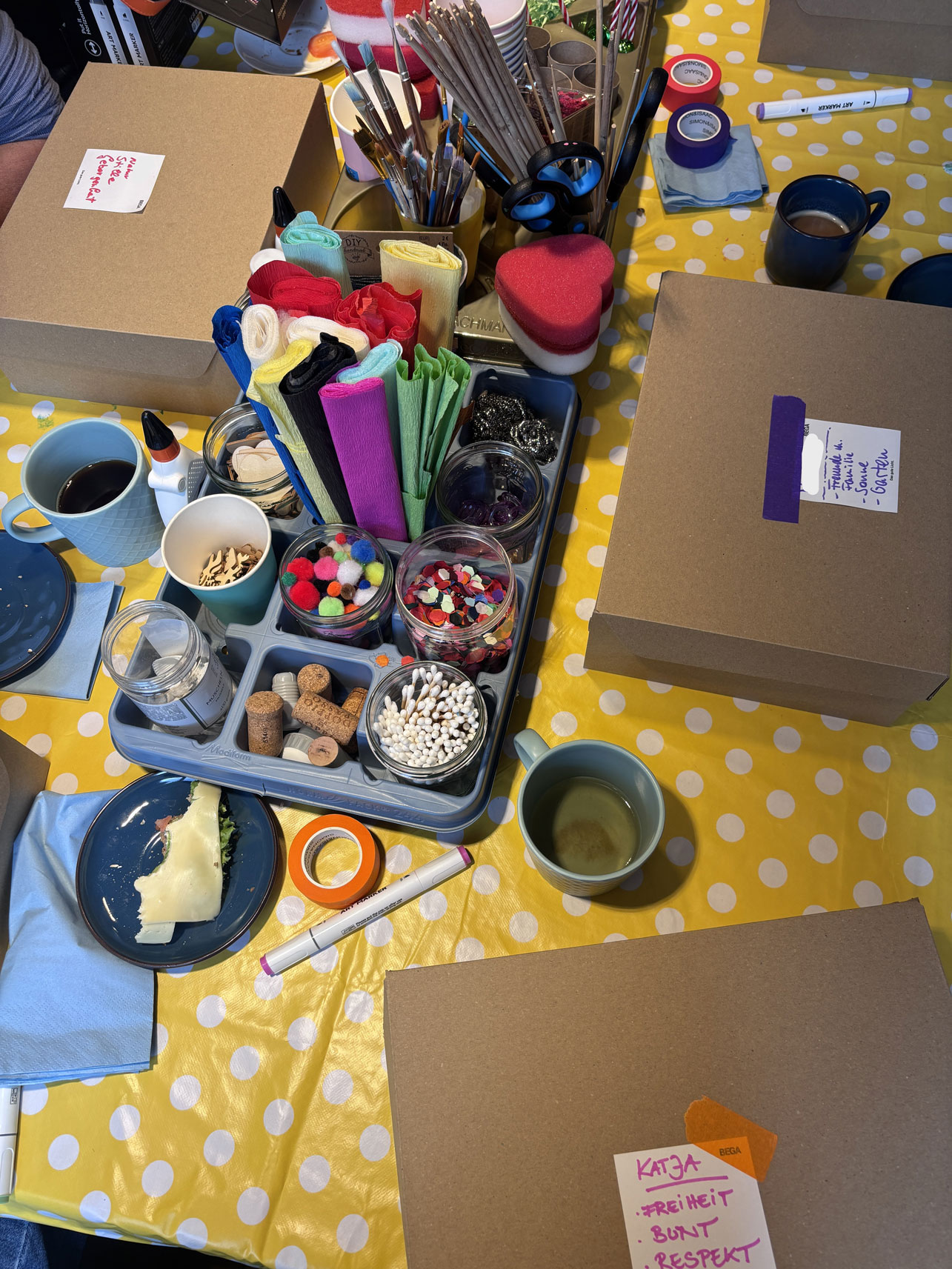 Kreativtisch mit Material