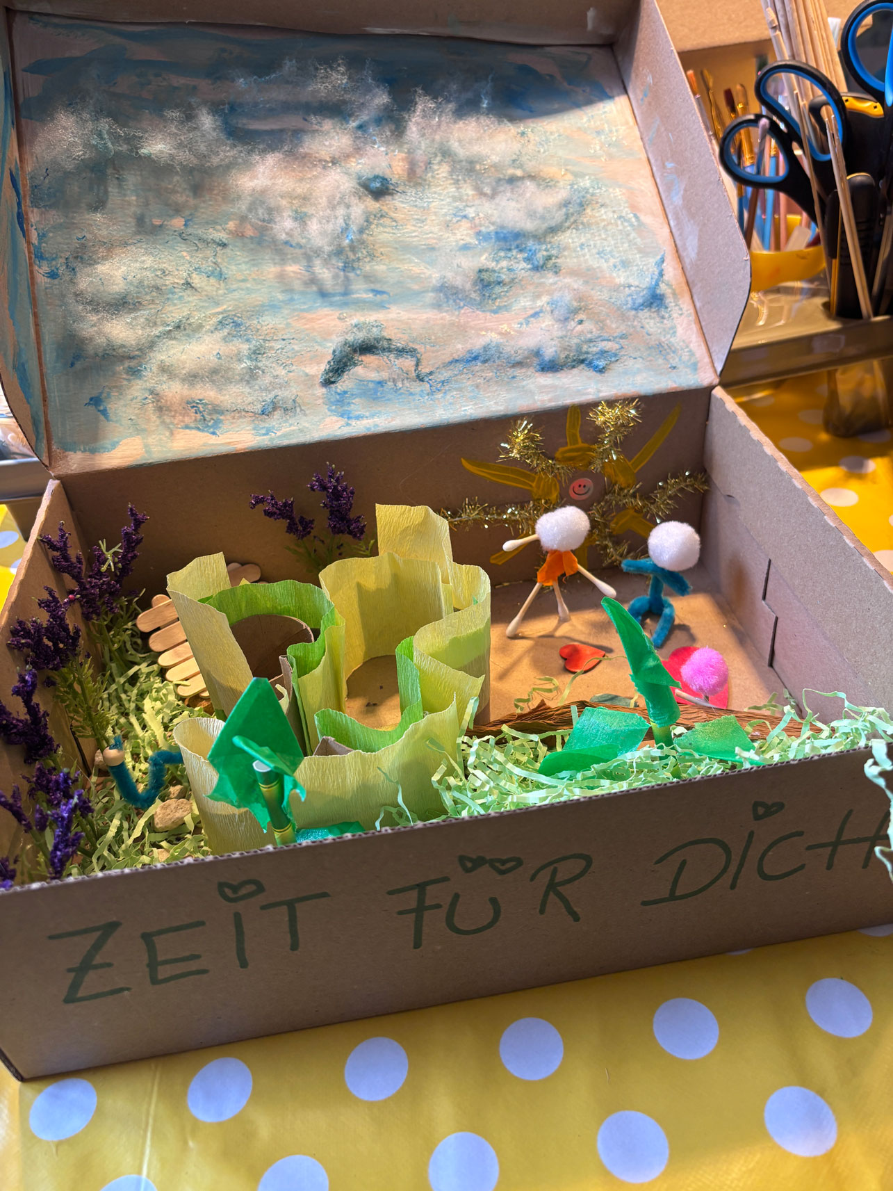Box aus Pappe mit Garten
