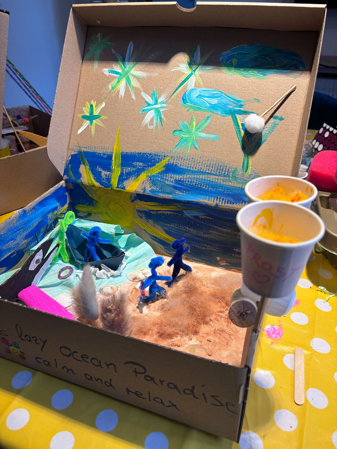 Box aus Pappe mit Strand und Boot