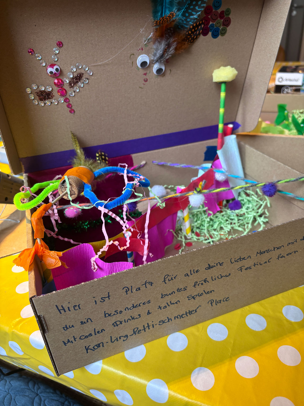 Bunte Box mit buntem Innenleben