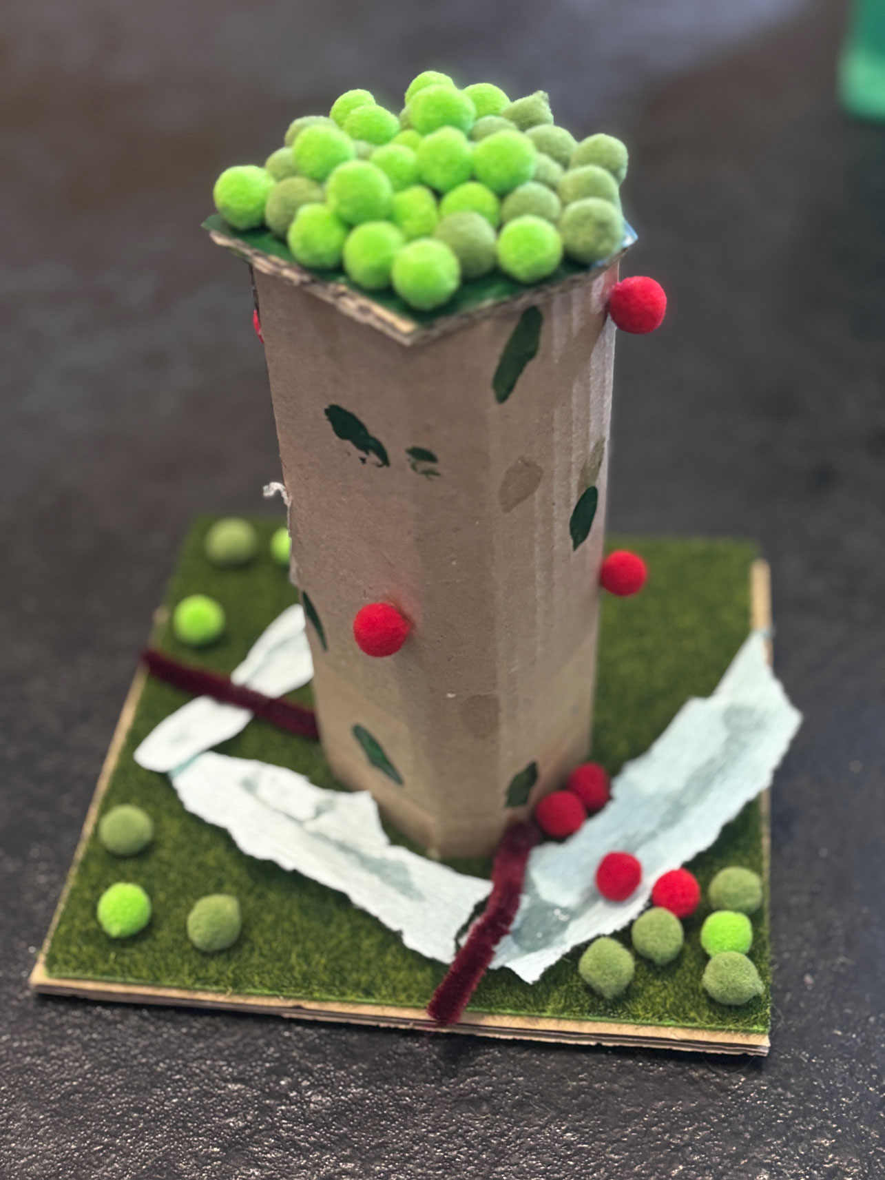 Pappturm mit grünen Wollbällen